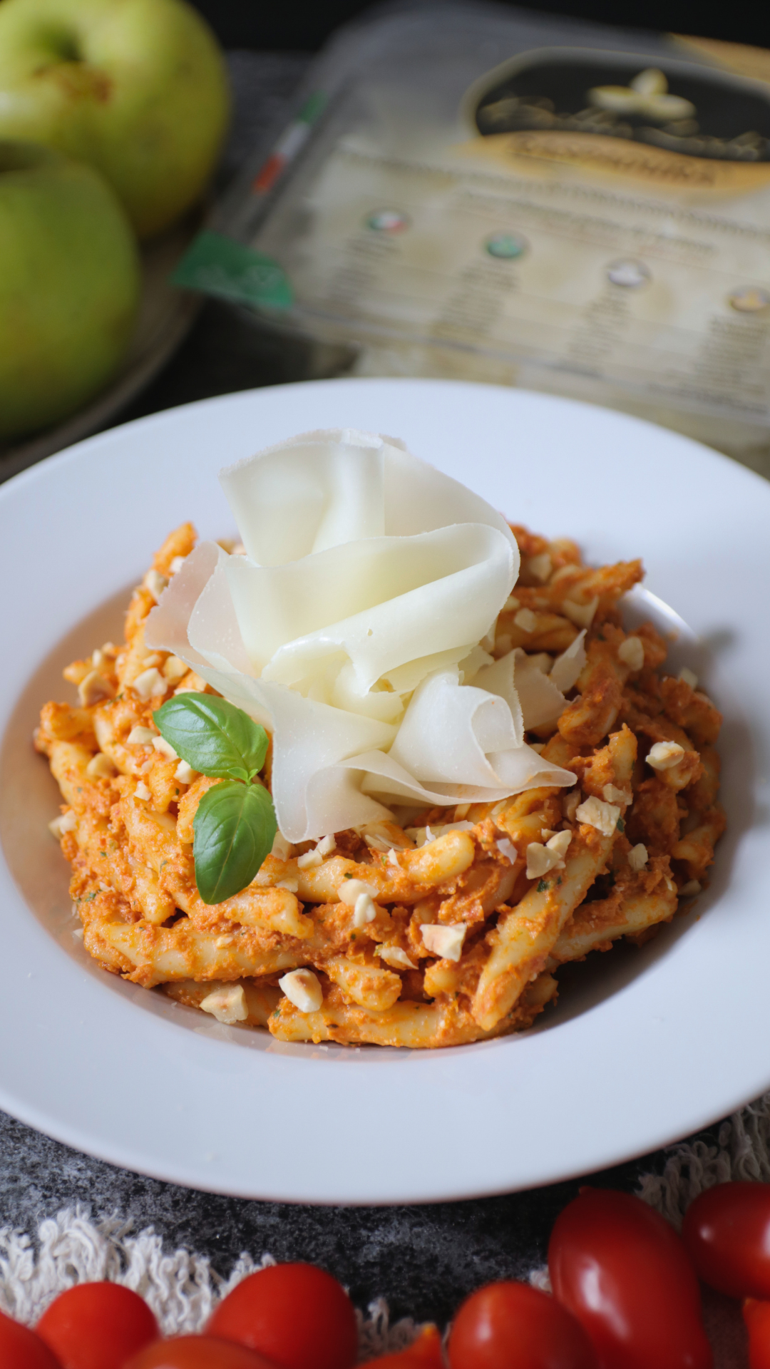 Fusilli con pesto rosso e Raspadura Bella Lodi