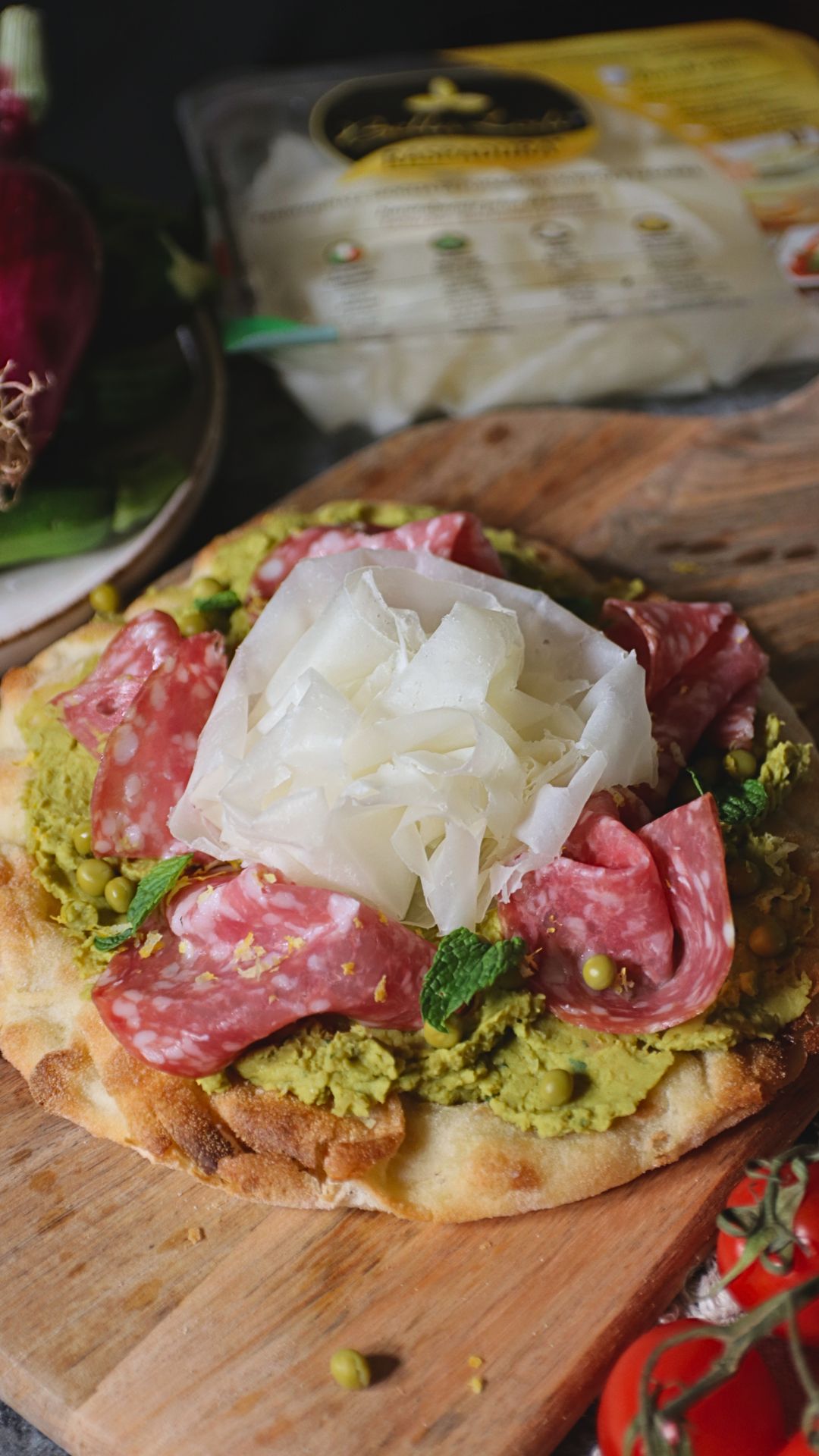 Pinsa con crema di piselli, salame e Raspadura Bella Lodi