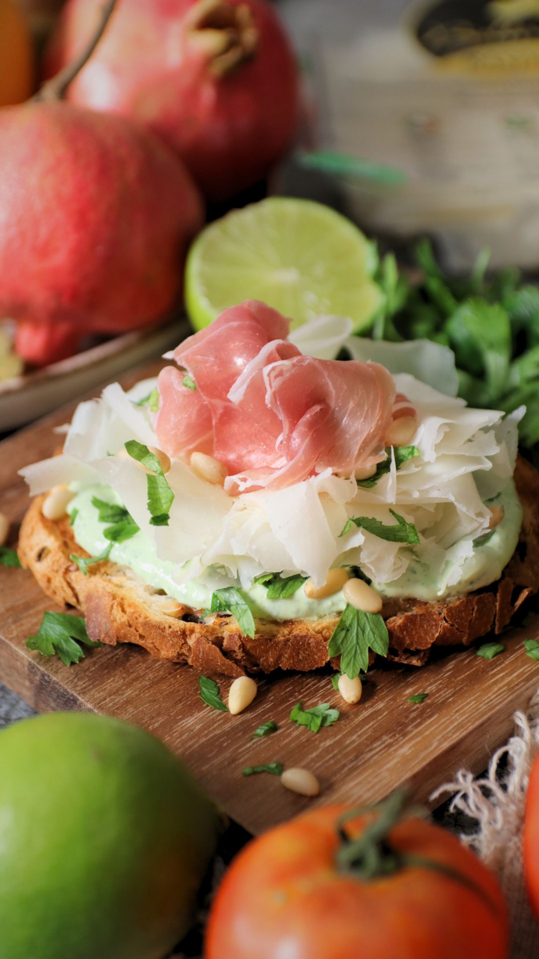 Bruschette con salsa greca, prosciutto crudo e Raspadura Bella Lodi